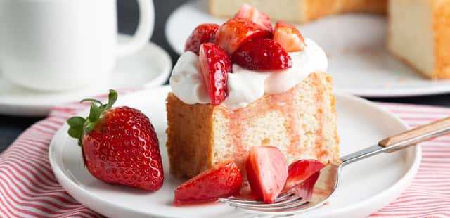 Um bolo de morango com chantilly que vai te surpreender