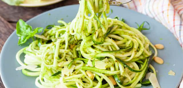 Macarrão de abobrinha low carb fica pronto em 15 minutos