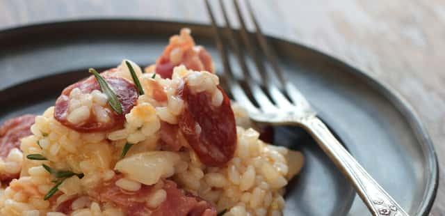 Risoto de linguiça com alho-poró é saboroso e ideal para inovar