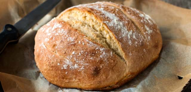 Pão caseiro com 4 ingredientes e que não precisa sovar