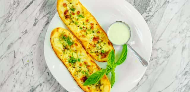 Pão gratinado com queijo e ervas para um café da manhã maravilhoso