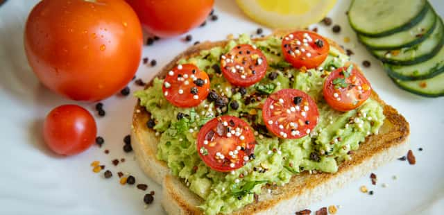 Aprenda a fazer o verdadeiro avocado toast