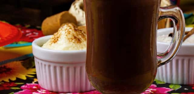 Chocolate quente cremoso e perfeito para o inverno