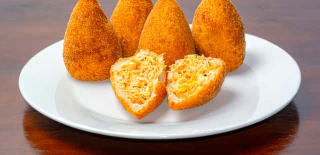 Coxinha de frango crocante por fora e cremosa por dentro