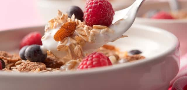 Iogurte com granola e frutas é uma obra-prima; aprenda a fazer