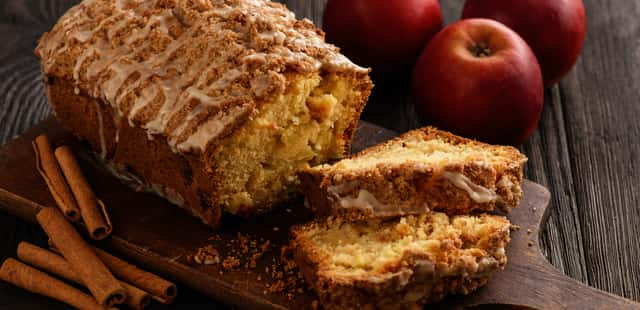 Bolo de maçã com canela, fofinho e delicioso