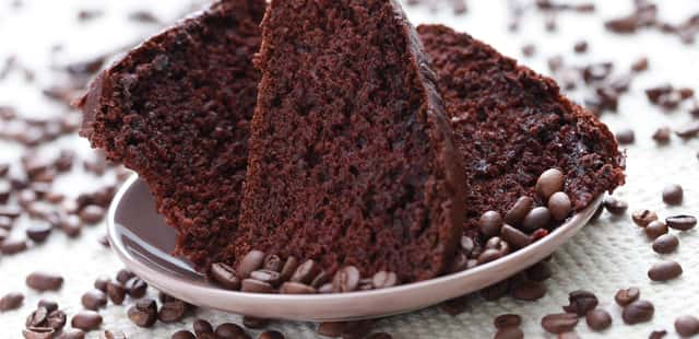 Bolo de chocolate com café maravilhoso e fácil de fazer