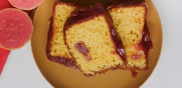 Bolo de fubá com goiabada para o melhor café da manhã