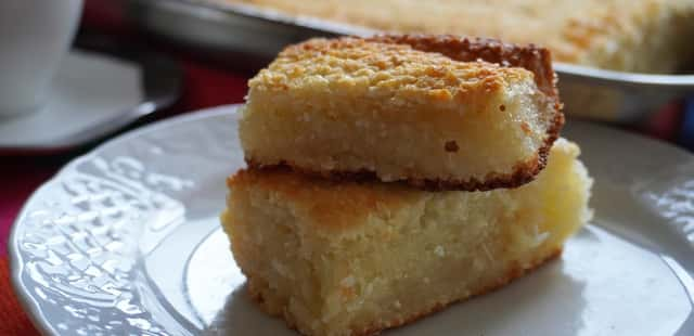 Bolo de mandioca com coco com poucos ingredientes