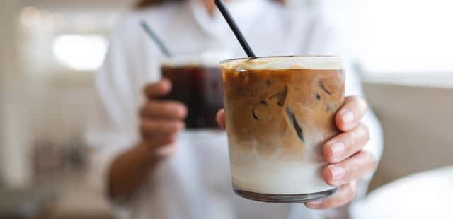 Saiba como fazer um café gelado de coco para tomar no calor