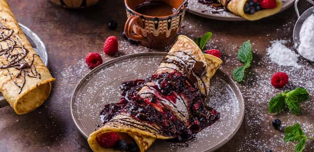 Faça um crepe de nutella com morango para o café da manhã