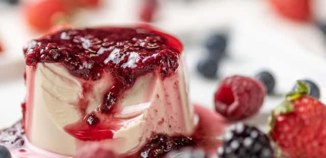 Aprenda a fazer uma panna cotta de frutas vermelhas bem fácil