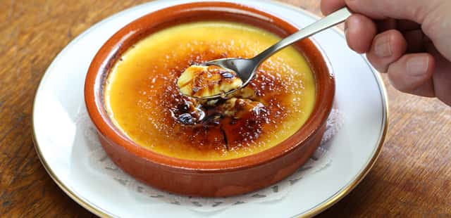 Aprenda a fazer um delicioso crème brûlée em casa