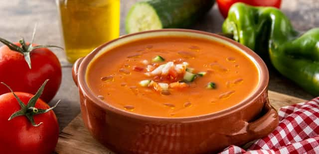 Experimente fazer gazpacho, a sopa fria para tomar no calor