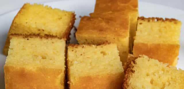 Bolo de milho-verde gelado é perfeito para o café da manhã neste calorão