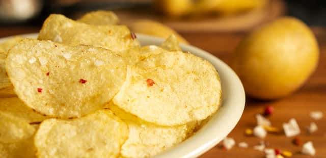 Esta batata chips é feita no micro-ondas, leva 3 ingredientes e fica crocante