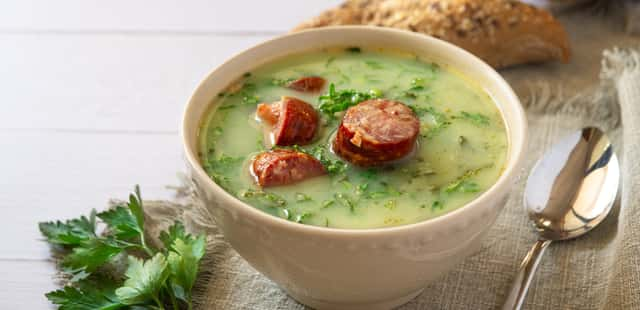 O melhor e mais fácil caldo verde para você fazer na sua casa