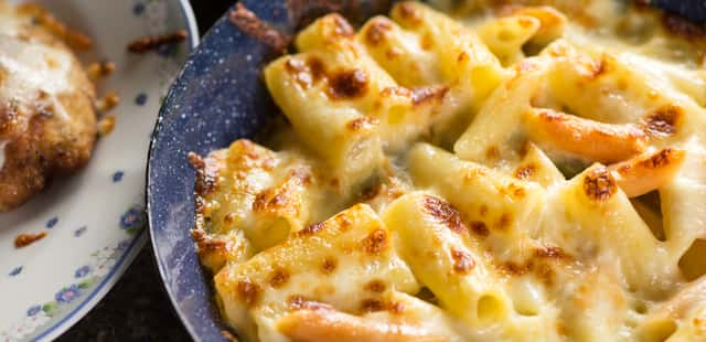 Faça um macarrão delicioso, fácil e sem sujar panelas para o almoço