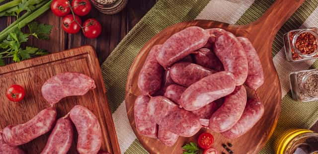 Linguiça toscana com salada de repolho para se refrescar