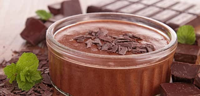 Faça o clássico mousse de chocolate com apenas 5 ingredientes