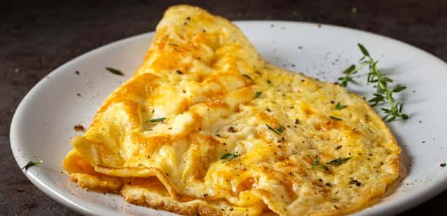 Omelete mediterrâneo delicioso para o café da manhã