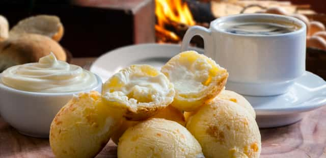 Pão de queijo com cheddar: cremosidade e sabor irresistíveis