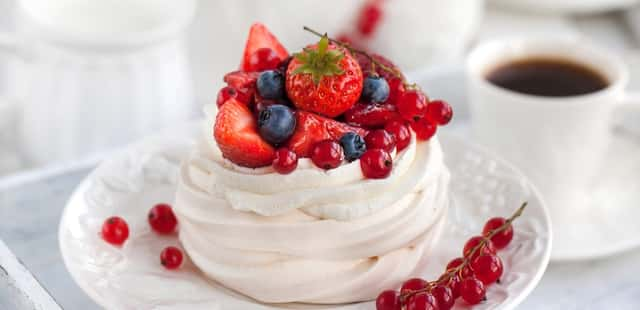 Aprenda a fazer o delicioso pavlova de frutas vermelhas