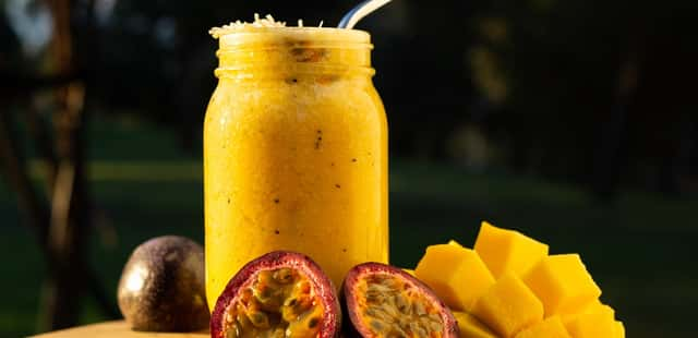 Smoothie de maracujá e manga para se refrescar no calor