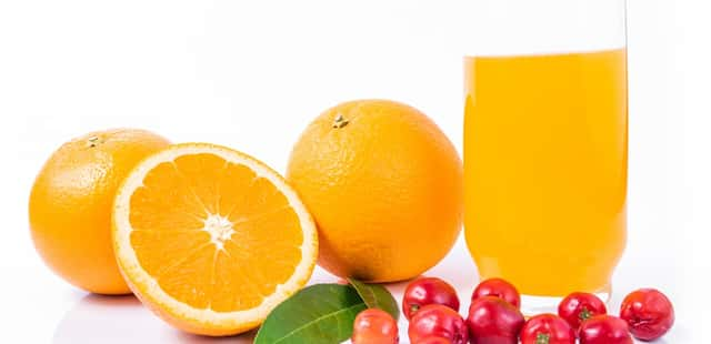 Experimente fazer suco de acerola com laranja para o calorão