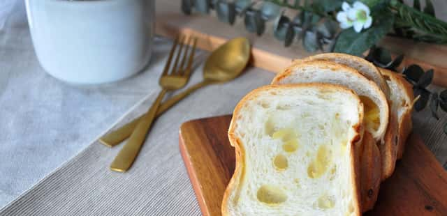 Prepare uma deliciosa torrada de pão de queijo com 4 ingredientes