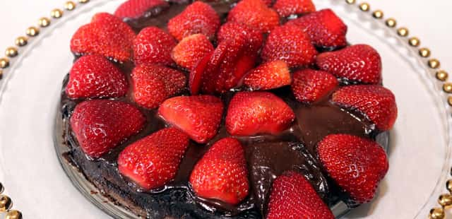 Faça uma deliciosa torta de morango com chocolate para toda a família