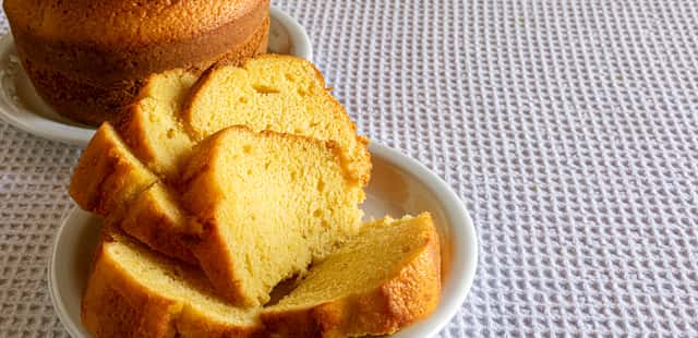 Delicie-se com este bolo de fubá cremoso no café da manhã