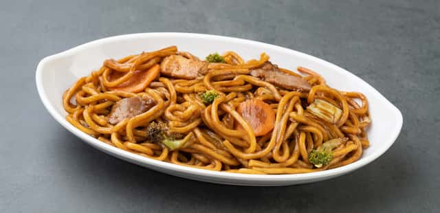 Yakisoba de carne muito saboroso