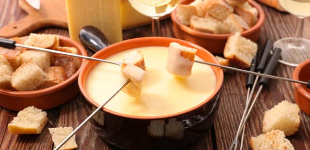 Receita de fondue de queijo para esquentar o inverno