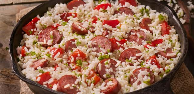 Arroz com calabresa feito na panela de pressão