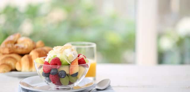 Salada de frutas cremosa: refrescante e irresistível!