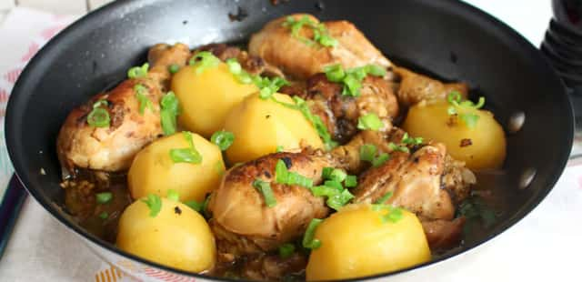 Frango com batata na frigideira para um almoço completo