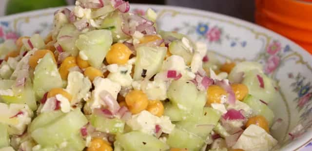 Receita fácil para o almoço: faça uma salada cremosa e refrescante