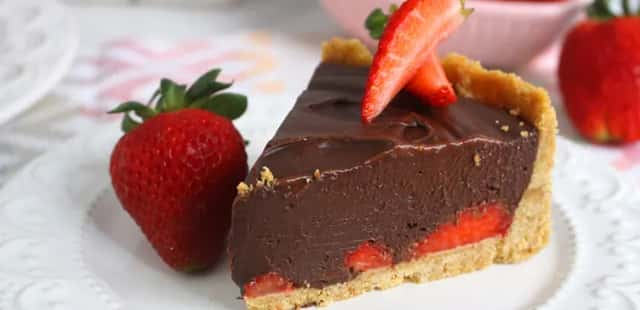 Torta de morango com chocolate que parece de confeitaria e leva apenas 5 ingredientes