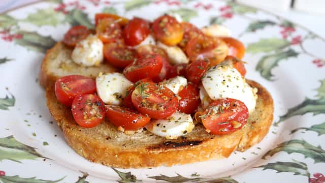 Bruschetta de tomate e queijo: entradinha fácil e deliciosa