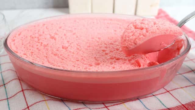 Sobremesa cremosa de morango geladinha e bem fácil de fazer