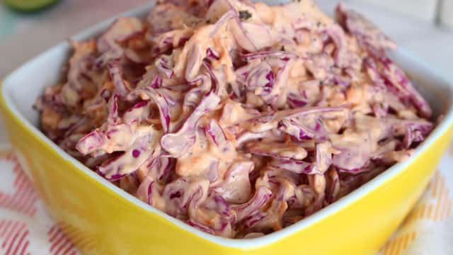 Salada coleslaw: a clássica receita com repolho e cenoura