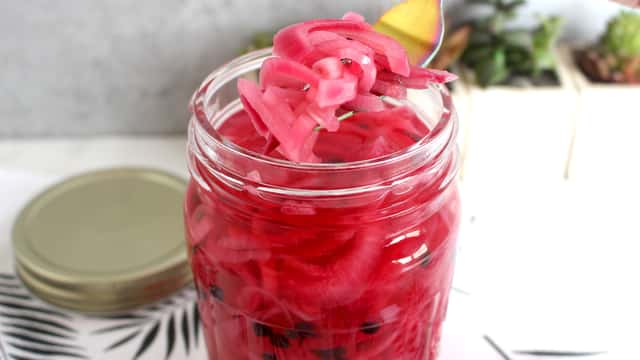 Picles de cebola roxa delicioso e muito fácil de fazer
