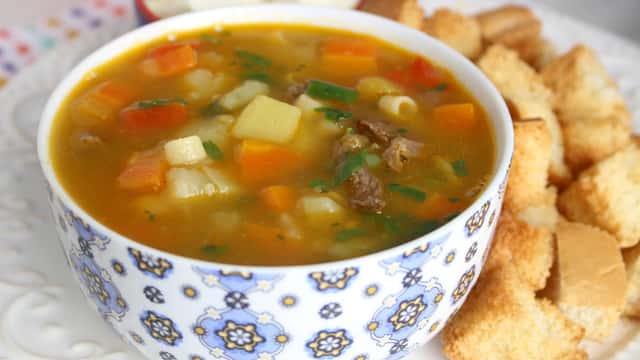 Sopa de legumes com carne para variar o cardápio no inverno
