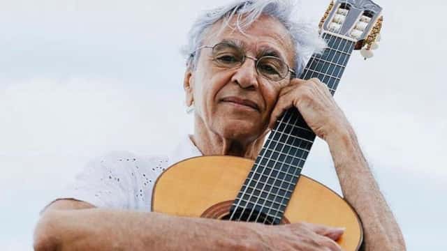 Caetano Veloso faz live show para festejar seu aniversário de 80 anos