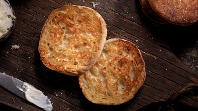 Foto: (Veja como é fácil seguir firme na dieta com esta receita de pão fit caseiro feito na frigideira. Além de fácil, fica pronta rapidinho.)