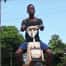 Jovem cria motocicleta de madeira com painel solar e Bluetooth