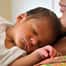 Seu colo aquece, seu cheiro conforta: entenda a importância do contato pele a pele com o bebê