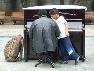Morador de rua toca piano na Sé