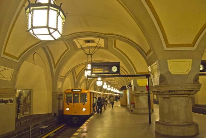 Estação Platz Heidelberger, projetada pelo arquiteto Wilhelm Leitgebel. Berlim, Alemanha